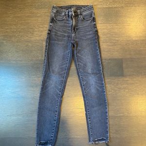 AMERICAN EAGEL BLACK SUPER STRETCH FRAYED EDGES POCKETS AND BELT LOOP SIZE 00